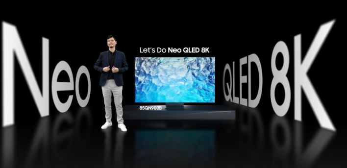 Timo Tjahjanto dengan Samsung Neo QLED 8K