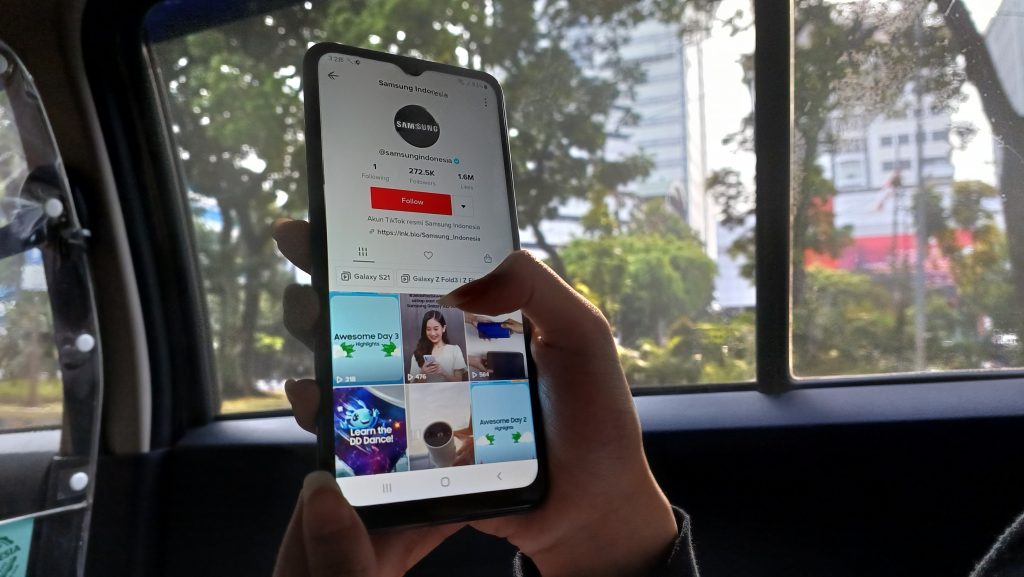 Galaxy A04s hadir dengan layar 90Hz yang membuat scrolling nyaman di media sosial e1664519454842