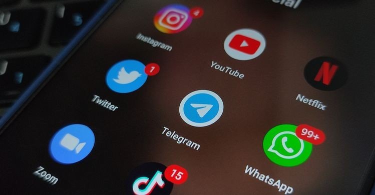 Cara Hapus aplikasi bawaan Realme lewat home screen